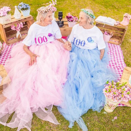 100-летние сестры-близнецы празднуют свой день рождения как принцесса