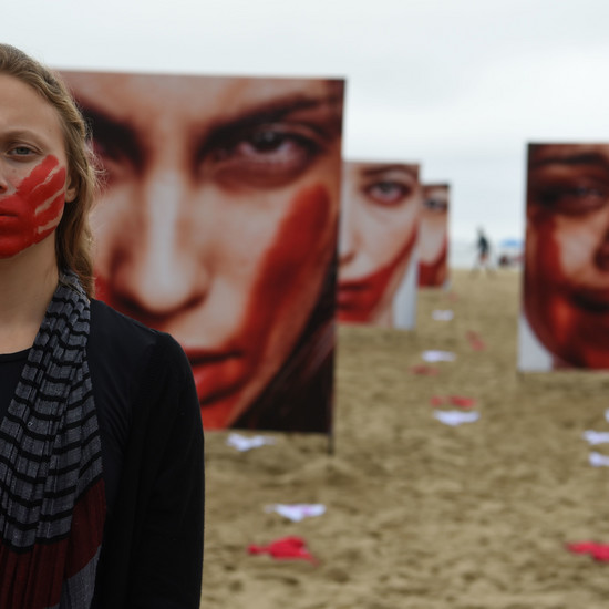 420 пар трусиков и кровавые фотографии на Копакабане - молчаливый протест против культуры изнасилования в Бразилии