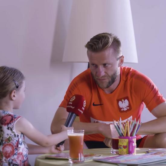 6-летняя Лаура беседует с польскими игроками сборной - были ли у вас небольшие отпечатки?