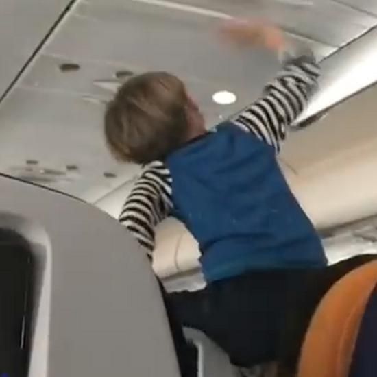 8 часов крика и прыжки вокруг мест - на самолете находился демонический ребенок