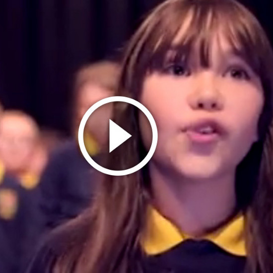 Аутистский 10-летний пел на гала-концерте в Аллилуйе. Интернет влюбился в нее (2,9 миллиона просмотров)