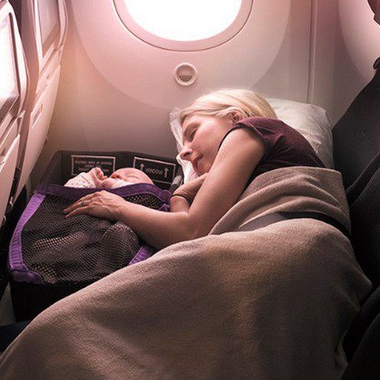 Авиакомпании представляют спальную зону для матерей с детьми
