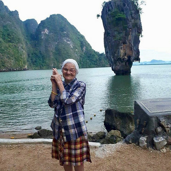 Бабе Лене исполнилось 90 лет и она посещает мир. В одиночку! ♥
