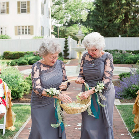 Бабушки жениха и невесты стали подружками невесты на свадьбе внуков. Красивый и трогательный жест