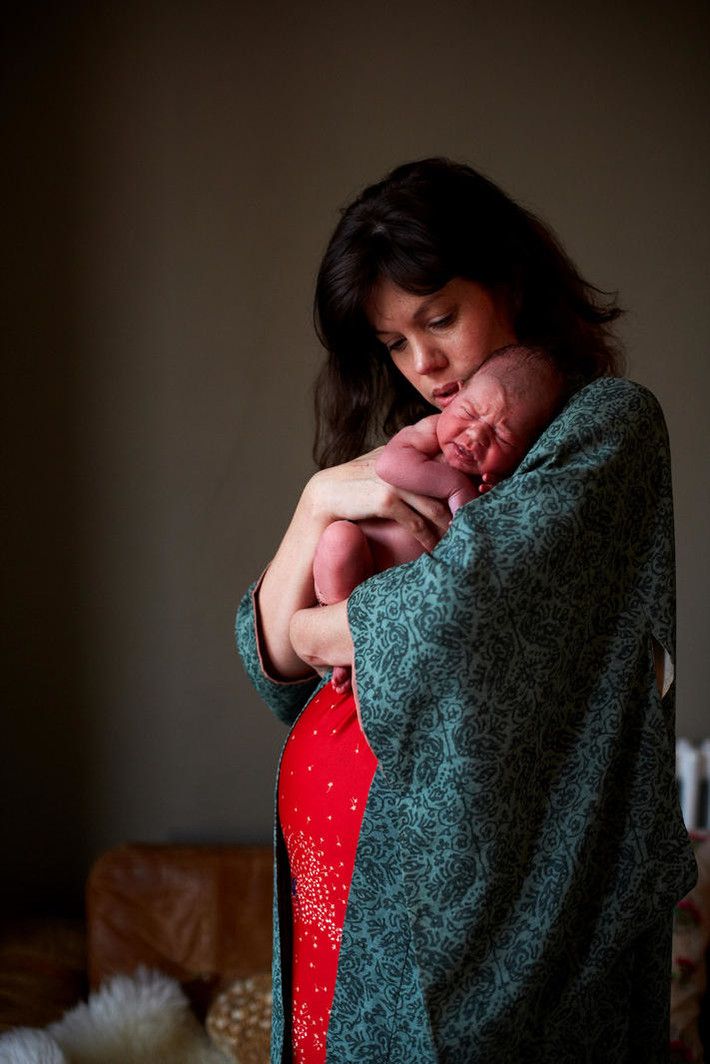 Elle photographie des jeunes mamans et leurs bébés, 24 heures après l'accouchement