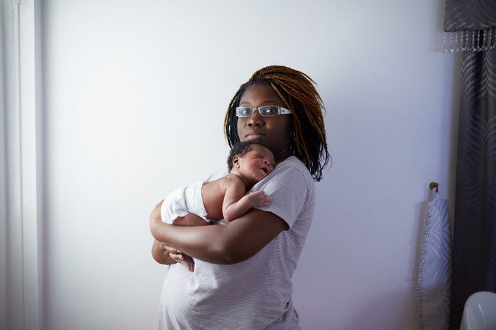 Elle photographie des jeunes mamans et leurs bébés, 24 heures après l'accouchement