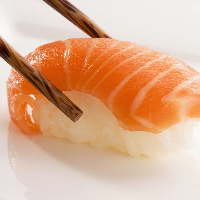 Суши и сырая рыба и морепродукты