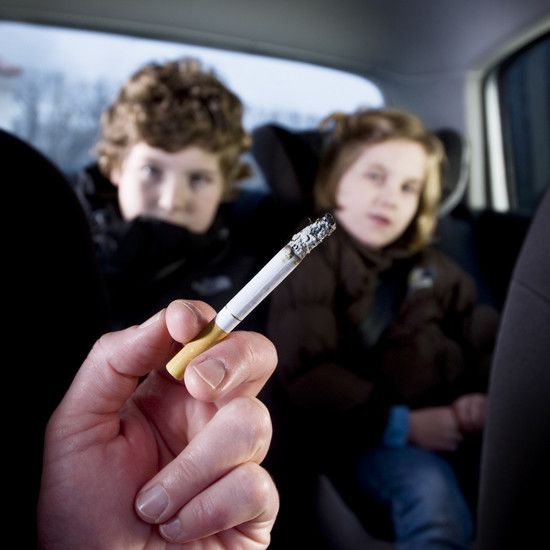 Да, мы дети - курение с ними в машине должно быть запрещено