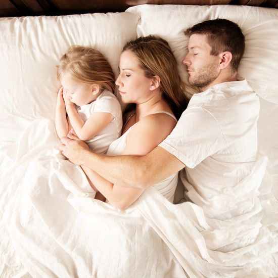 Дети до 3 лет должны спать на кровати родителей?