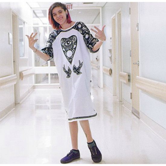 Дизайнеры изменили больничную одежду на модные произведения искусства, чтобы улучшить настроение больных детей