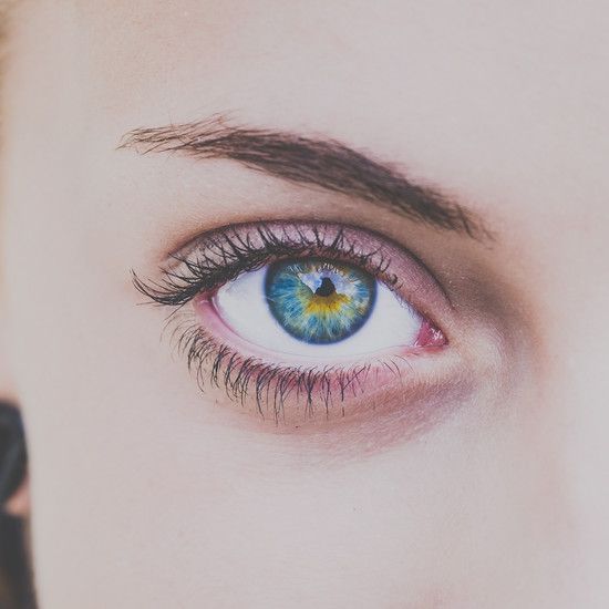 Согласно исследованиям, люди с голубыми глазами, скорее всего, становятся зависимыми