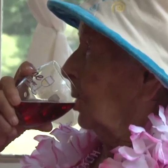 Ему 100 лет и говорит, что пить вино является ключом к долголетию. Это должно быть правдой
