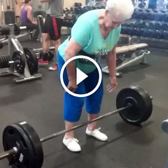 Ему 78 лет, и он легко поднимает планку на 100 килограммов! (Видео)