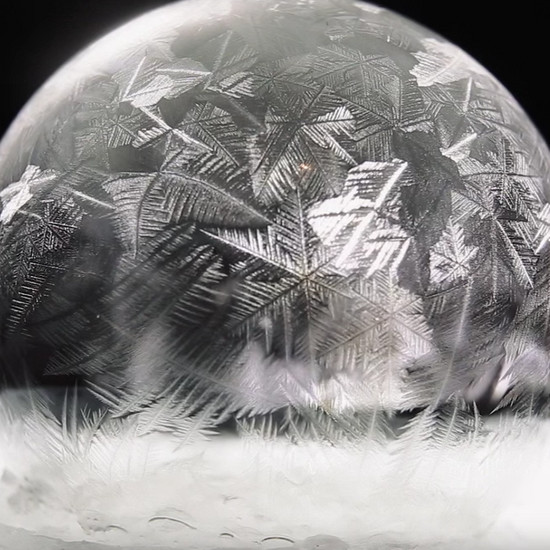 Гражданин Варшавы заморозил мыльный пузырь на -15 градусов. Теперь его запись восхищается всем миром
