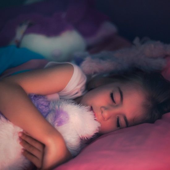 Идеальное количество сна для ребенка в зависимости от возраста и времени подъема в учебном году