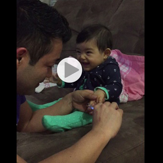 Этот папа пытается вырезать ногти девочки, но ... это неравномерный бой (веселый видеоролик)