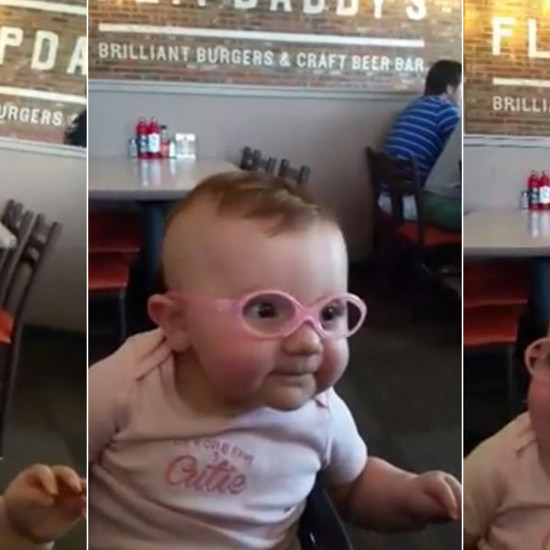 Этот ребенок с очками видит своих родителей в первый раз. Смотрите движущееся видео