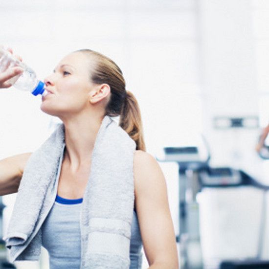 Как мы должны пить воду для поддержания нашей физической формы во время физических нагрузок?