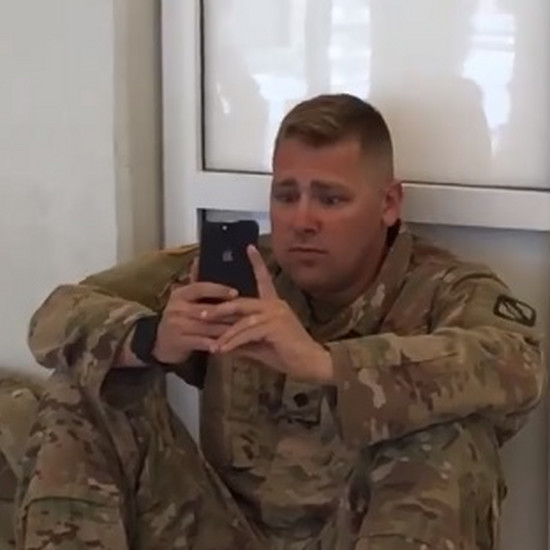 Военные наблюдают за рождением дочери на Facebook. Это видео до слез!