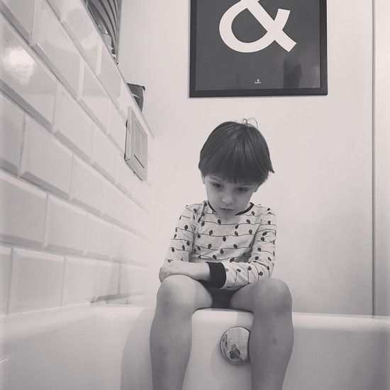 Колаковска показывает фотографию своего сына, который наблюдает за ней в ванной. Слишком интимный?