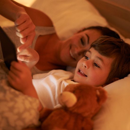 Лежать с ребенком, пока он не заснет, не делает его выродком - мама показывает преимущества