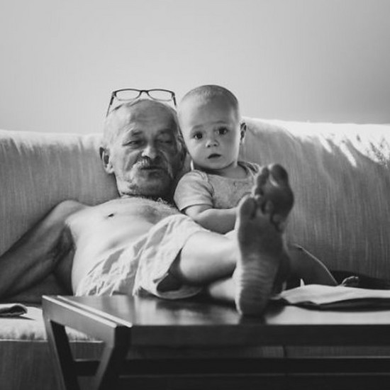 Любовь деда к внукам - см. Красивую фотогалерею, сделанную дочерью