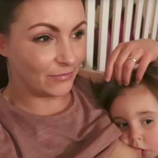 Мама кормит грудью свою 4-летнюю дочь - интернет-пользователи блокируют фильм и не жалеют комментариев