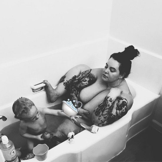 Мама положила фотографию ванны с сыном, но это были не обычные моменты в ванной, которые возмущали фанатов ...