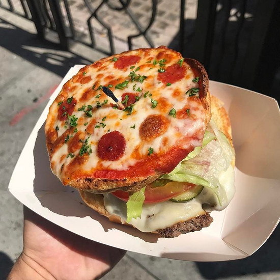 Meatzza - комбинация пиццы и гамбургера, на которой Instagram сошла с ума (и нас!)