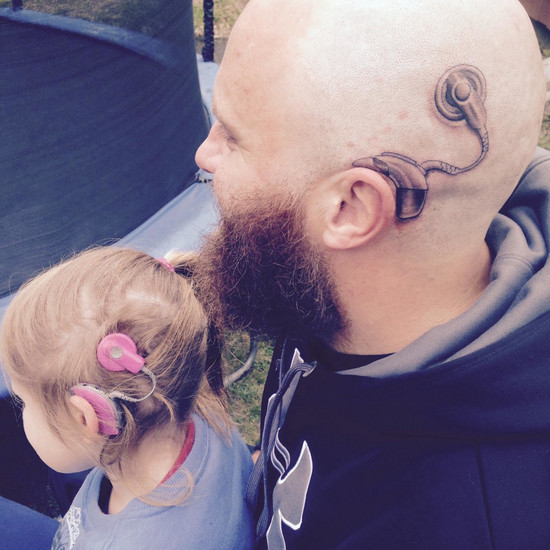Мой отец татуирует себя слуховым имплантатом для поддержки 6-летней дочери