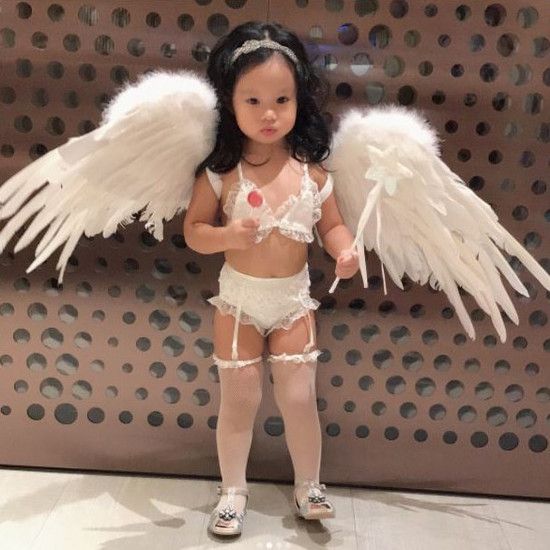 Мама изменила двухлетнюю девочку для ангела Виктории's Secret - założyła jej stanik i pończochy