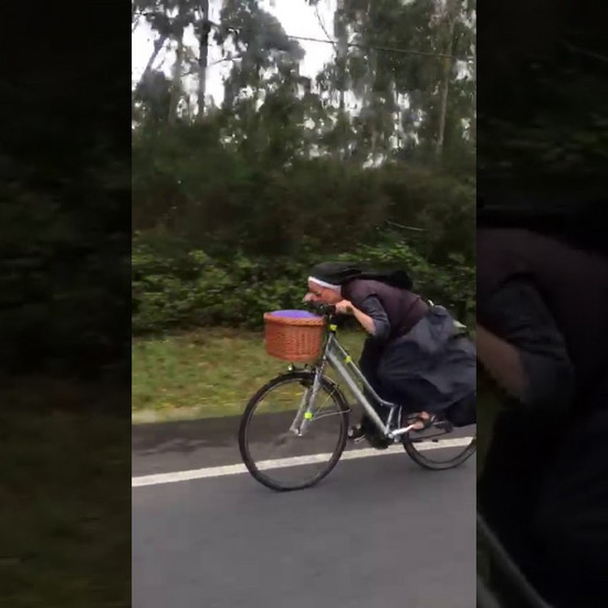 Монахиня из Польши паломники на велосипеде в аэродинамическом положении. Интернет любит ее!