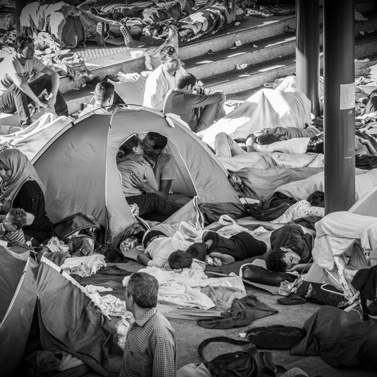 Мощный момент, зафиксированный в кадре. Эта 1 фотография из лагеря беженцев действительно выражает более 1000 слов