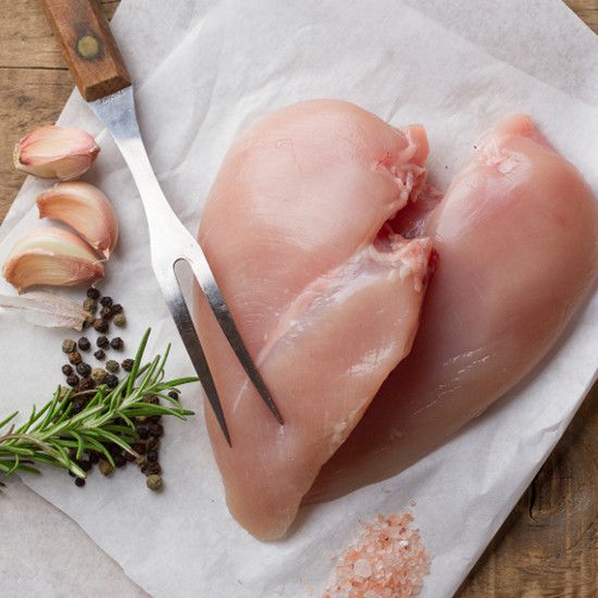 Мытье домашней птицы перед приготовлением пищи может быть опасно для вашего здоровья. Почему?