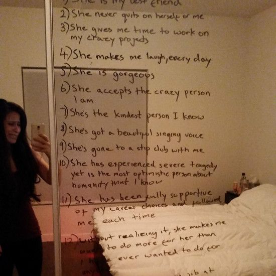 На зеркале он написал список причин, по которым он любит свою жену, которая подавлена. Он пожал плечами не только ей, но и нам