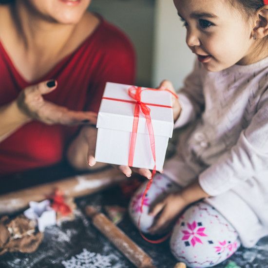 Не дарите своему ребенку столько подарков на елку - вы от этого радуетесь