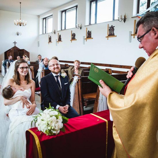 Невеста в белом с ребенком у груди - этот священник так ♥