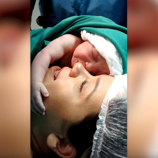 Новорожденная девушка целует и обнимает свою мать ❤ [видео]