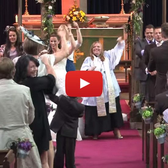 Обычная, ЦЕРКОВНАЯ свадьба превращается в чистую ЧАСТЬ. Будет ли пастор более знаменитым, чем поющий священник?