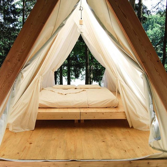 Очаровательные дома, как палатки посреди леса. Нам нужен кемпинг!