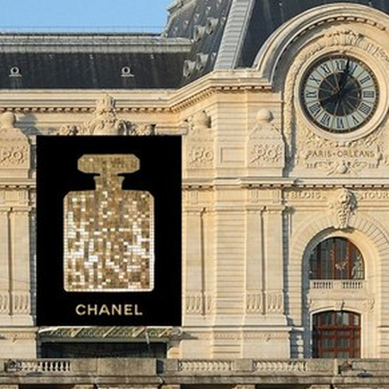 Огромная бутылка Chanel N ° 5 будет висела на стене музея