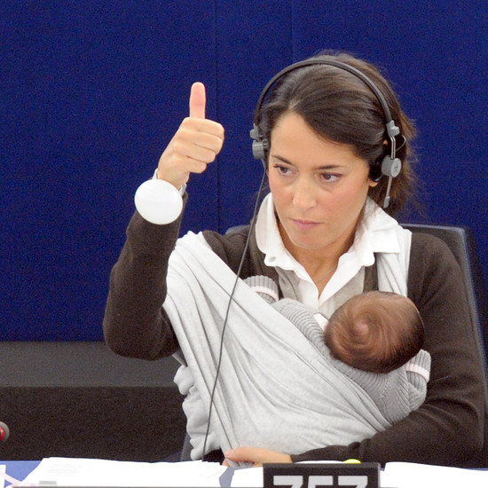 Она идет со своей дочерью в Европейский парламент. И вот в течение пяти лет