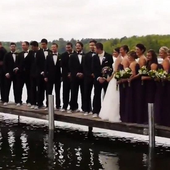 Они просто хотели позировать для свадебного фото, но потом это случилось ... Свадьба (мокрое) скольжение ВИДЕО