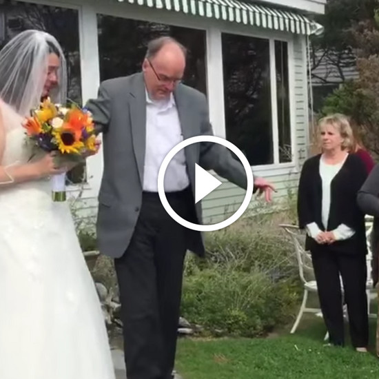 Отец удивил свою дочь, вставая с коляски в день ее свадьбы. Красивый путь к алтарю