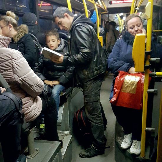 Папа читает сыну «Дети из Буллербина» на автобусе - интернет-пользователи аплодируют ♥