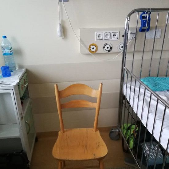 PLN 6.80 для больничного кресла рядом с детской кроватью - папа показывает печальную реальность