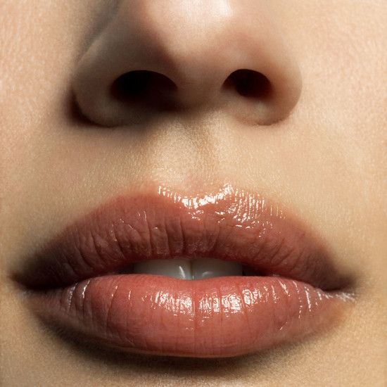 Почему мы добавляем крем для глаз на ваши губы? Он ослабляет и увлажняет его, как никакой другой бальзам