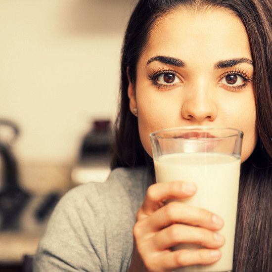 Почему не стоит пить молоко и почему молочные продукты могут нанести вред? Мнение тренера