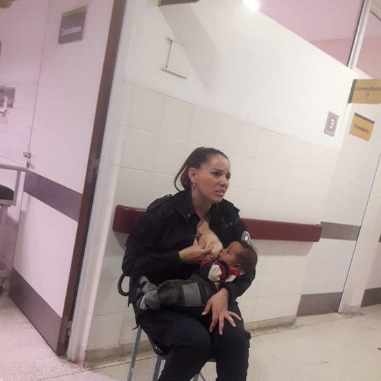 Полицейская взяла заброшенного голодного ребенка на руки и кормила грудью