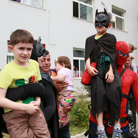 Полиция одевалась как супергерои, чтобы развлекать больных детей. Реальные спецслужбы! :)